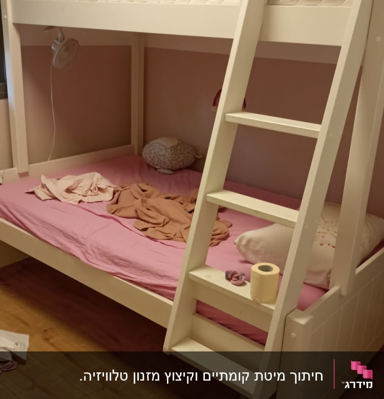 מיטת קומותיים מעץ עם סולם לבן